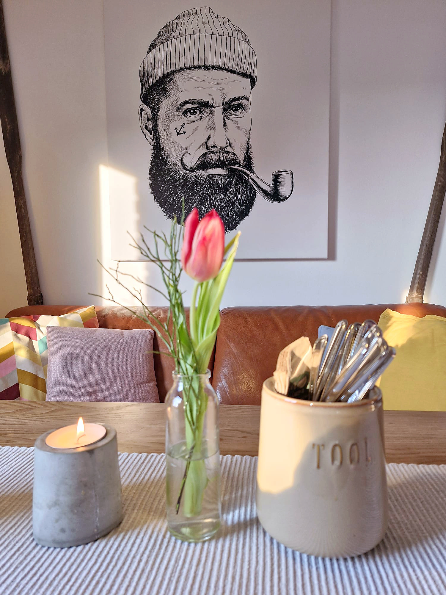 ambiente_tisch-mit-kunstwerk