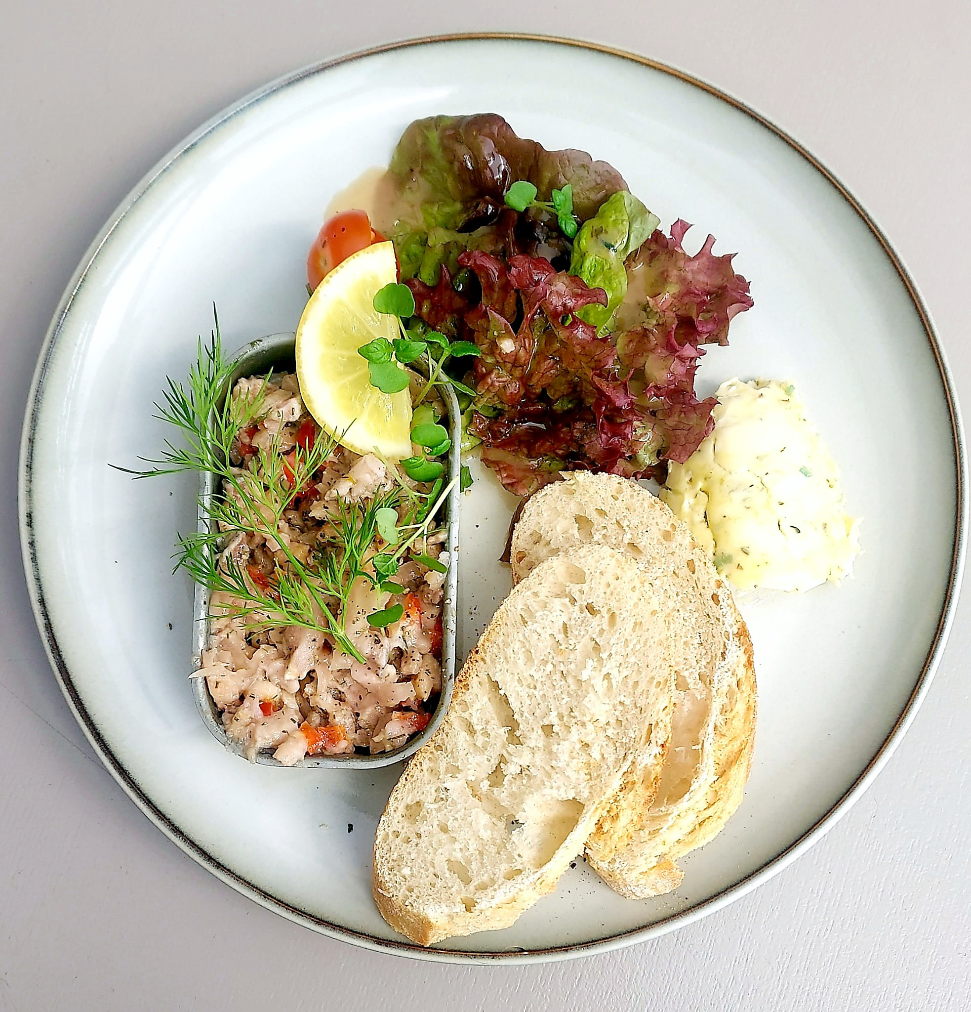 speisen_fischtatar-mit-brot